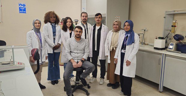 ETÜ Laboratuvarlarında Akciğer ve Kolorektal Kanserlerine Yönelik Geliştirilen Yeni Molekül Projesi TÜBİTAK Tarafından Desteklendi  haber görseli