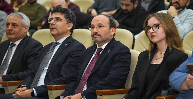 ETÜ Öğrencisi Gizem Nur Ünlü, Rektör Çakmak’ın Yoğun Çalışma Gününe Eşlik Etti haber görseli