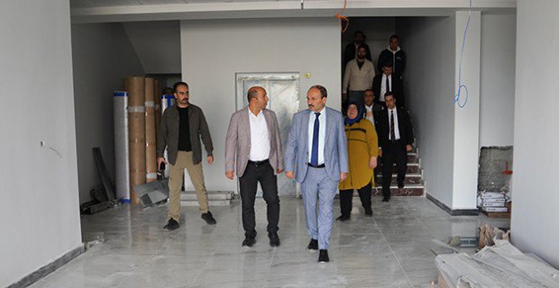 Rektör Çakmak Spor Bilimleri Fakültesinin Yeni Hizmet Binasında İncelemelerde Bulundu haber görseli