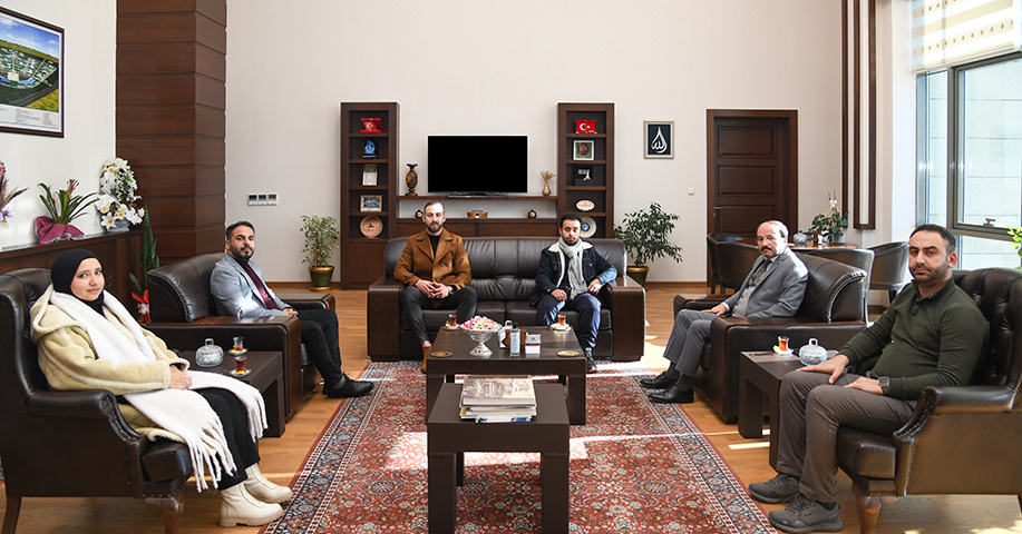 Rektör Çakmak Gazzeli Öğrencileri Makamında Ağırladı