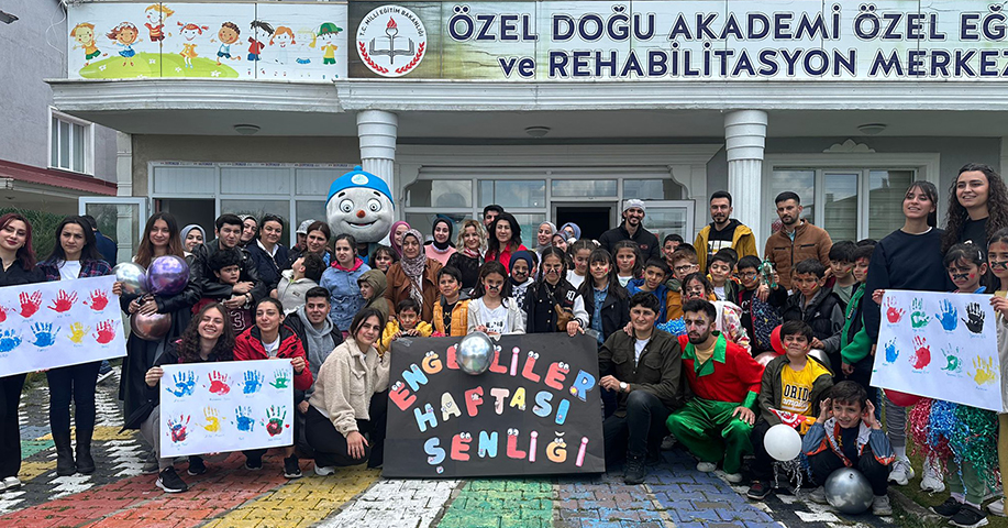 ETÜ’lü Gençler Çocuklarla Çocuk Oldu