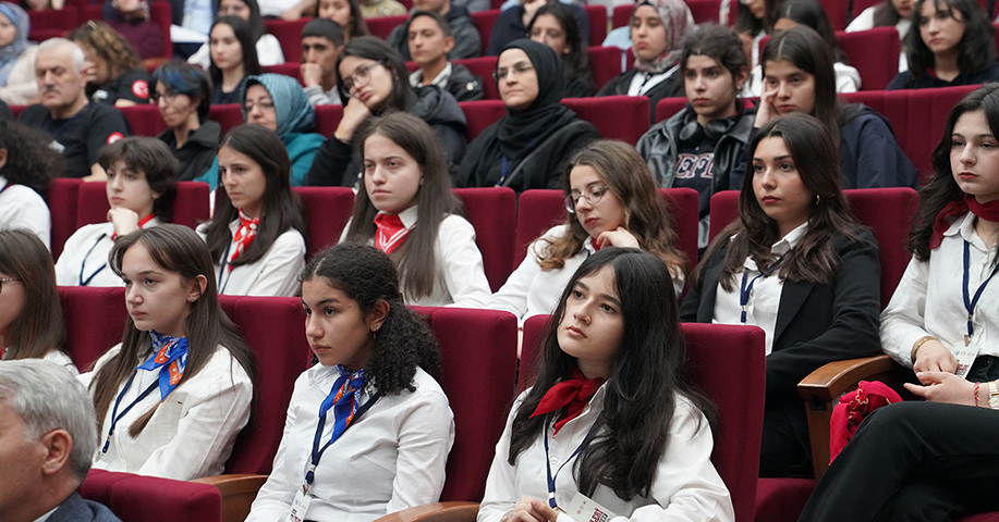 Fen Lisesi Öğrencileri ETÜ’de Düzenlenen Sempozyumda Buluştu