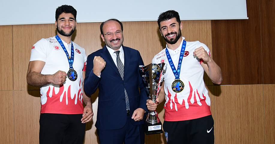 ETÜ Rektörü Prof. Dr. Bülent Çakmak Başarılı Sporcuları Tebrik Etti