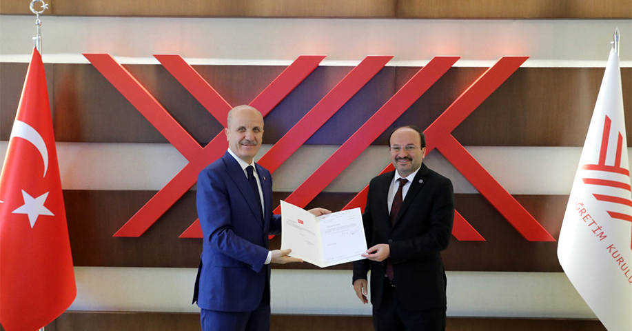 ETÜ Rektörü Prof. Dr. Bülent Çakmak Mazbatasını Aldı