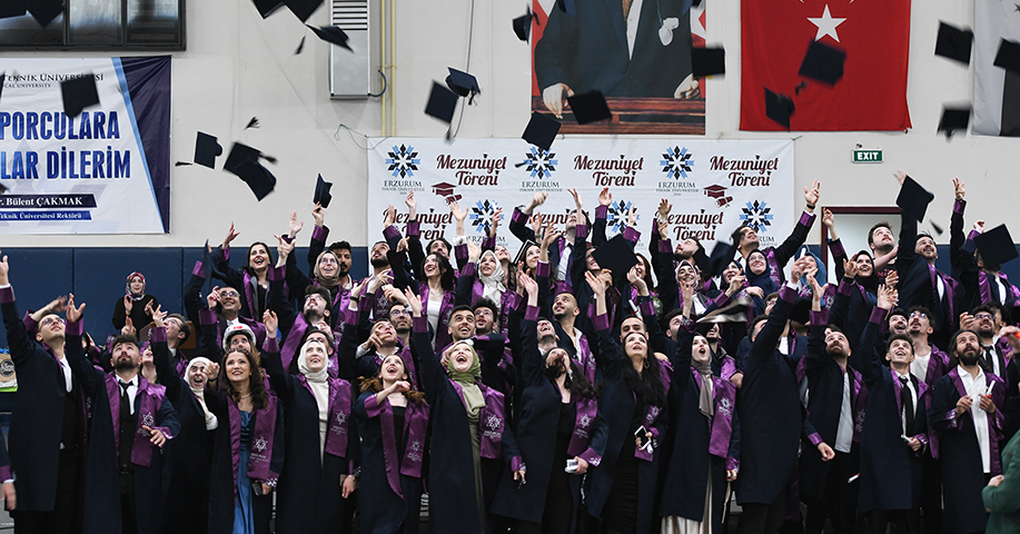 ETÜ’de Mezuniyet Coşkusu Yaşandı