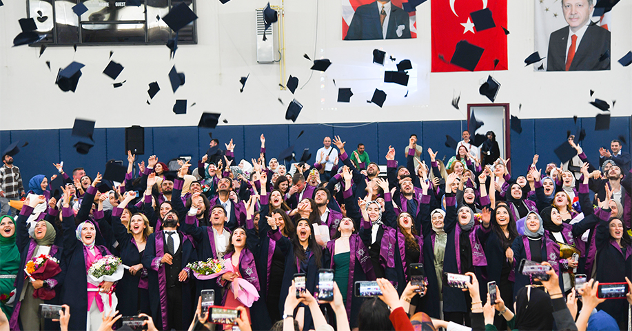 ETÜ’de Mezuniyet Coşkusu