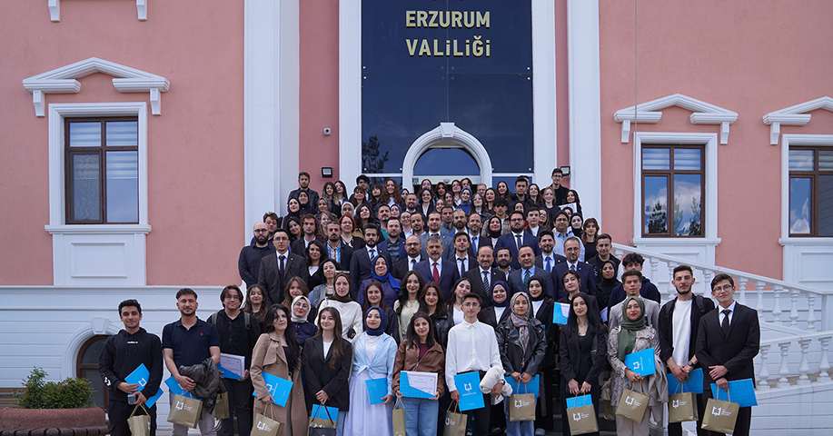 Vali Çiftçi’den Palandöken Ekonomi Forumu’nda Görev Alan ETÜ’lülere Jest