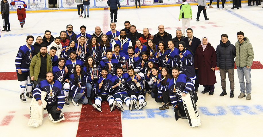 Buz Hokeyinde ETÜ’den Çifte Kupa
