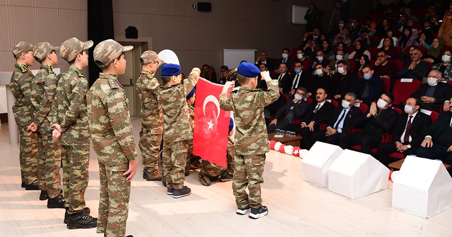 Minik Yürekler Çanakkale Şehitlerini Andı