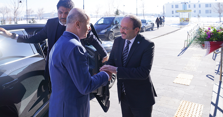 Yükseköğretim Kurulu (YÖK) Başkanı Prof. Dr. Erol Özvar, Erzurum Teknik Üniversitesi Öğrencileriyle Bir Araya Geldi