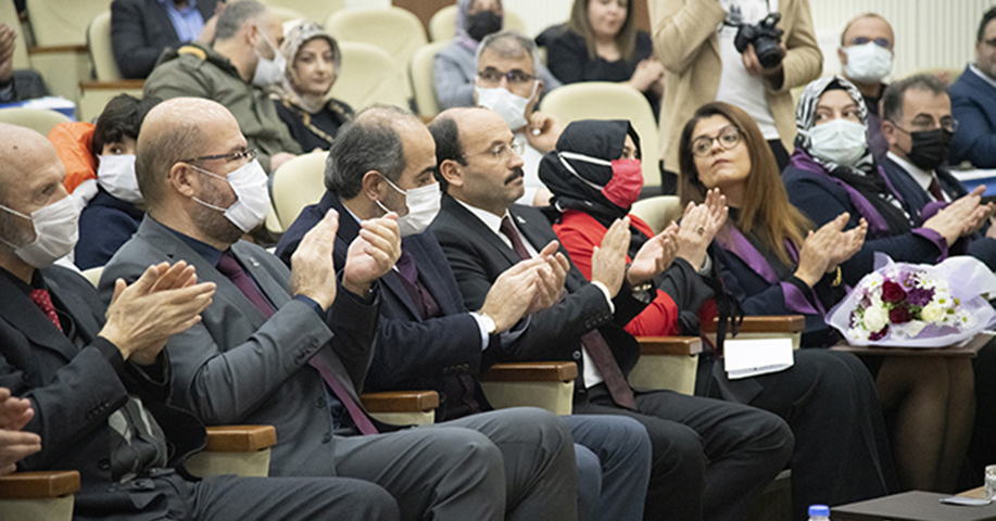 ETÜ’de Akademik Giysi ve Ödül Töreni Düzenlendi